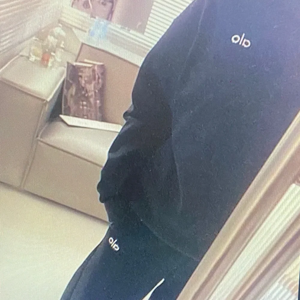 ALO Yoga Black Crew Neck Sweater Size L - Picture 5 of 5
